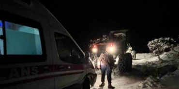 Karda mahsur kalan ambulansı, ekipler kurtardı