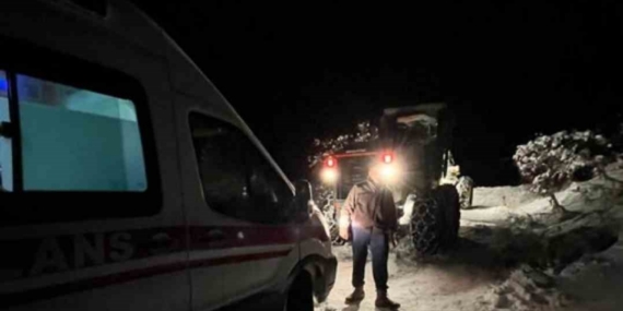 Karda mahsur kalan ambulansı, ekipler kurtardı