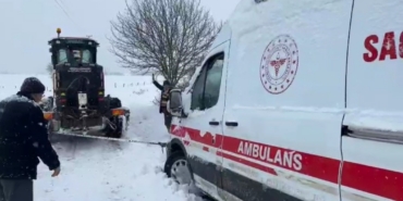 Karda mahsur kalan ambulansı iş makinesiyle çekerek hastaya ulaştırdılar