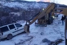 Karda mahsur kalan araç, ekipler tarafından kurtarıldı