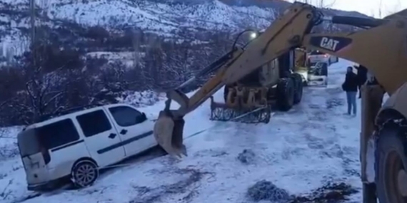Karda mahsur kalan araç, ekipler tarafından kurtarıldı