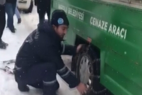 Karda mahsur kalan cenaze aracı için seferber oldular