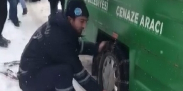Karda mahsur kalan cenaze aracı için seferber oldular
