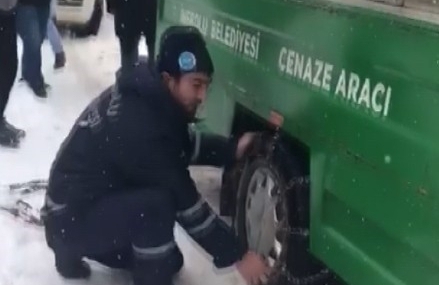 Karda mahsur kalan cenaze aracı için seferber oldular