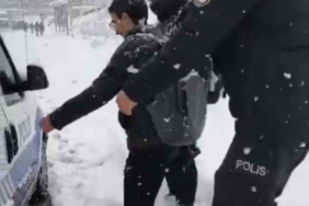 Karda mahsur kalan öğrencilere emniyet ekipleri yetişti