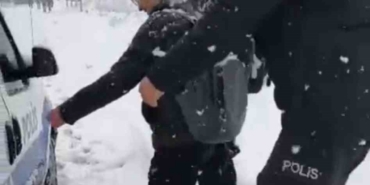 Karda mahsur kalan öğrencilere emniyet ekipleri yetişti