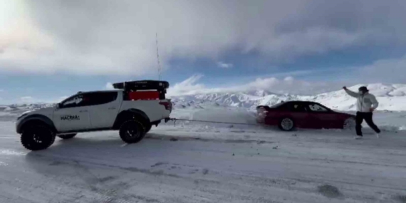 Karda mahsur kalan sürücünün yardımına yetişti