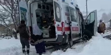Kardan kapanan yolda hastaneye yetişemeden ambulansta doğum yaptı