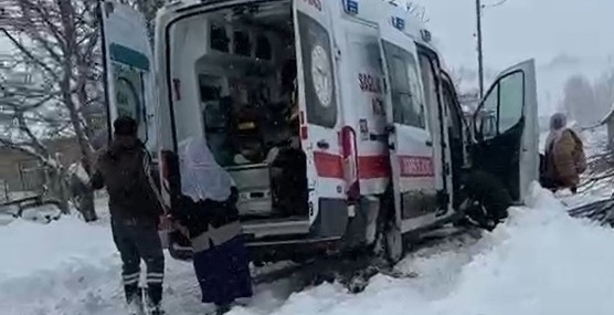Kardan kapanan yolda hastaneye yetişemeden ambulansta doğum yaptı