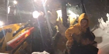 Kardan yolu kapanan köyde rahatsızlanan çocuğun imdadına ekipler yetişti