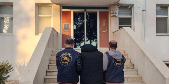 Kargo kutusundan muz çıktı: 127 yıl hapis cezası bulunan dolandırıcı yakalandı