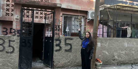 Kargoyu aracından inmeden bahçeye fırlattı