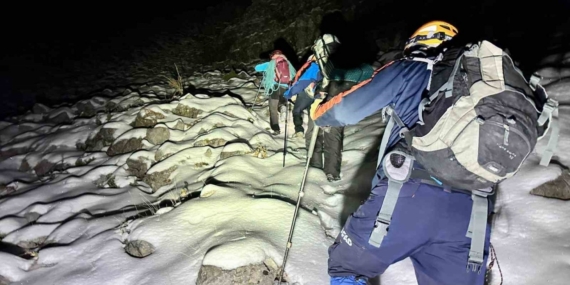 Karla kaplı dağa tırmanıp mahsur kalan 3 arkadaş kurtarıldı