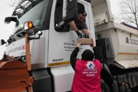 Karla mücadele ekiplerine sıcak ikram