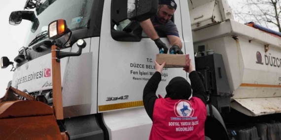 Karla mücadele ekiplerine sıcak ikram