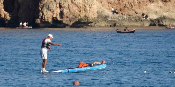 Karlı dağların gölgesinde 20 derecelik sıcak havada deniz keyfi yaptılar