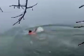 Karlı havada Dicle Nehri’ne daldı
