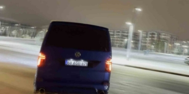 Karlı yolda drift atan sürücülerin tehlikeli anları kamerada