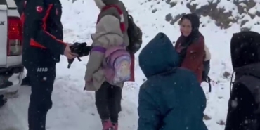 Karlı yolda mahsur kalan öğrencilerin yardımına AFAD ekibi yetişti