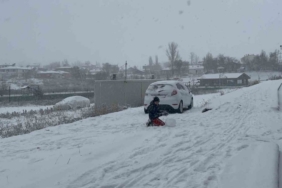 Kars beyaz gelinliğini giydi: Meteoroloji uyarmıştı, kar şehre indi