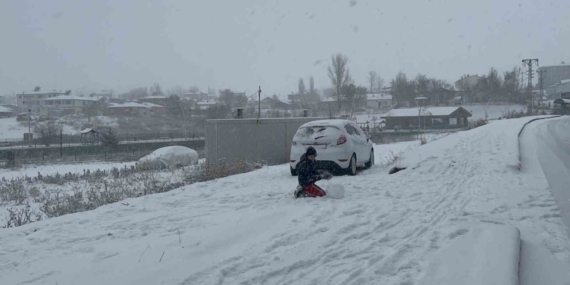 Kars beyaz gelinliğini giydi: Meteoroloji uyarmıştı, kar şehre indi