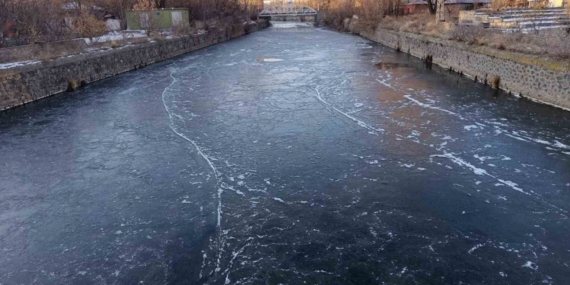 Kars eksi 15’i gördü: Kars Çayı 1 günde dondu