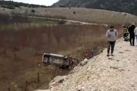 Karşı şeride geçen otomobil şarampole yuvarlandı