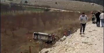 Karşı şeride geçen otomobil şarampole yuvarlandı