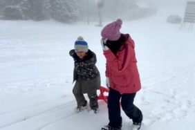 Kars’ta kar coşkusu: Çocuklar kardan adam yaptı, kızak kaydı