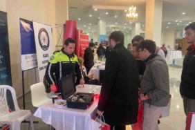 Kars’ta üniversite öğrencilerine trafik araç ve gereçleri tanıtıldı