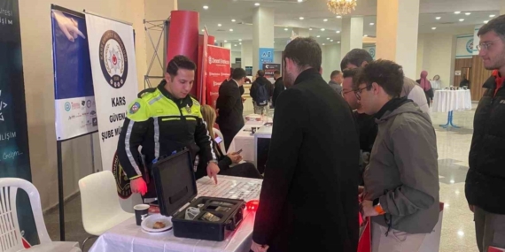 Kars’ta üniversite öğrencilerine trafik araç ve gereçleri tanıtıldı