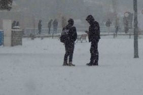 Kars’ta yoğun kar yağışı: Vatandaşlar kar altında halay çekti