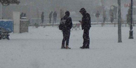Kars’ta yoğun kar yağışı: Vatandaşlar kar altında halay çekti