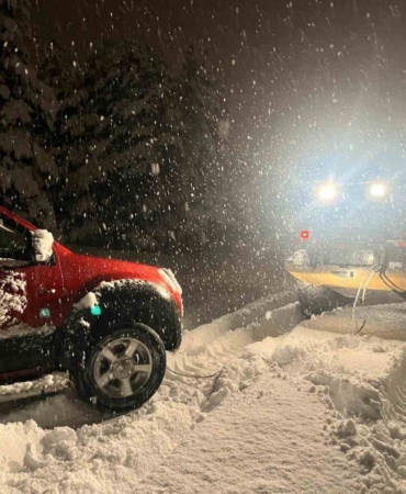 Kars’ta yolda mahsur kalan aracın yardımına özel idare ekipleri yetişti