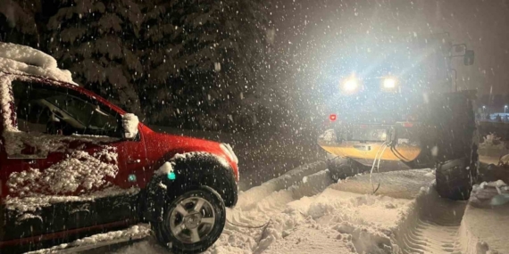 Kars’ta yolda mahsur kalan aracın yardımına özel idare ekipleri yetişti