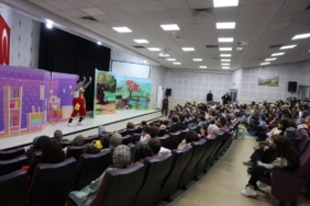 Kartepe’de çocuklara "Küçük Cesaretler Kulübü" oyunu sahnelendi