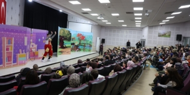 Kartepe’de çocuklara "Küçük Cesaretler Kulübü" oyunu sahnelendi