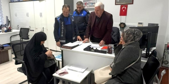 Kartepe’de zabıta ekiplerinin bulduğu cüzdan sahibine teslim edildi