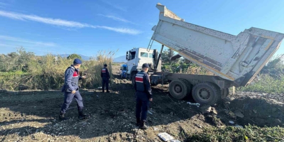 Kaş’ta izinsiz kum alımına jandarma engeli