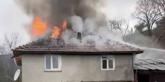 Kastamonu’da 2 katlı ev alev alev yandı