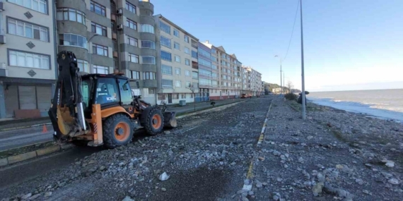 Kastamonu’da dev dalgalar sahillere zarar verdi