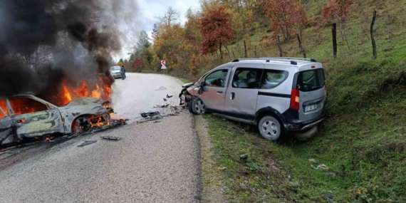 Kastamonu’da hafif ticari araç ile otomobil çarpıştı: 2 yaralı