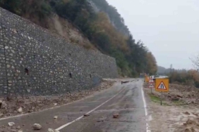Kastamonu’da heyelan sebebiyle çöken yol ulaşıma kapandı