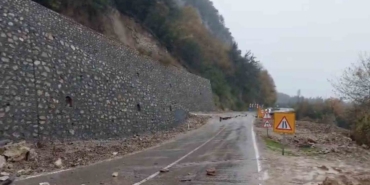 Kastamonu’da heyelan sebebiyle çöken yol ulaşıma kapandı