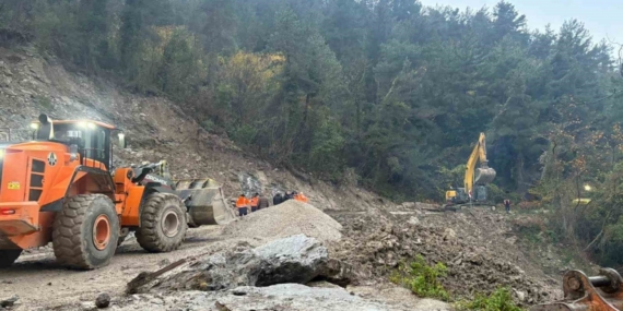 Kastamonu’da heyelan sebebiyle kapanan yol ulaşıma açıldı