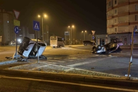 Kavşaktaki kazada otomobillerden biri yan yattı, diğeri takla attı: 2 yaralı