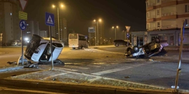 Kavşaktaki kazada otomobillerden biri yan yattı, diğeri takla attı: 2 yaralı