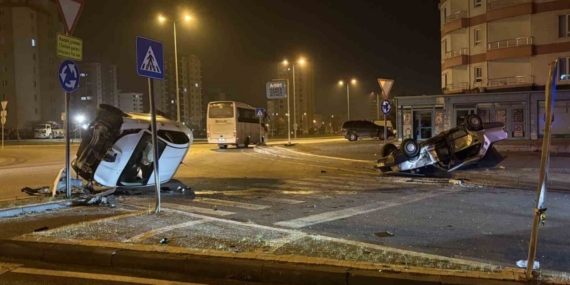 Kavşaktaki kazada otomobillerden biri yan yattı, diğeri takla attı: 2 yaralı