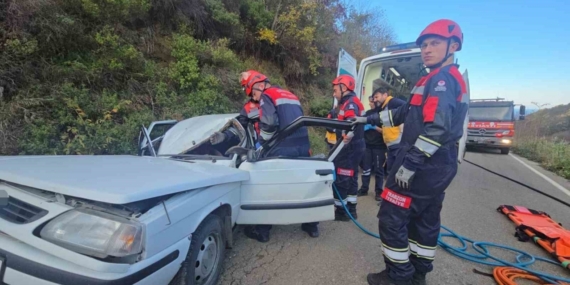 Kaya parçası otomobilin üzerine düştü: 5 yaralı