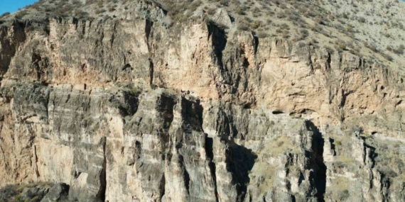 Kayaların ortasındaki manastır görenleri hayrete düşürüyor: Yüzlerce yıllık yapı dron ile görüntülendi